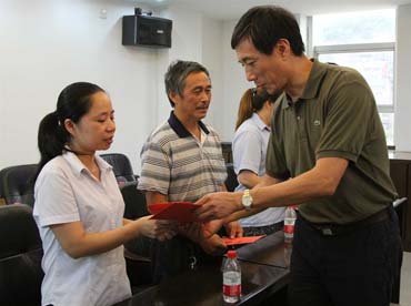 省總工會(huì)黨組書記、副主席陳震一行到順昌虹潤(rùn)精密儀器有限公司慰問困難職工